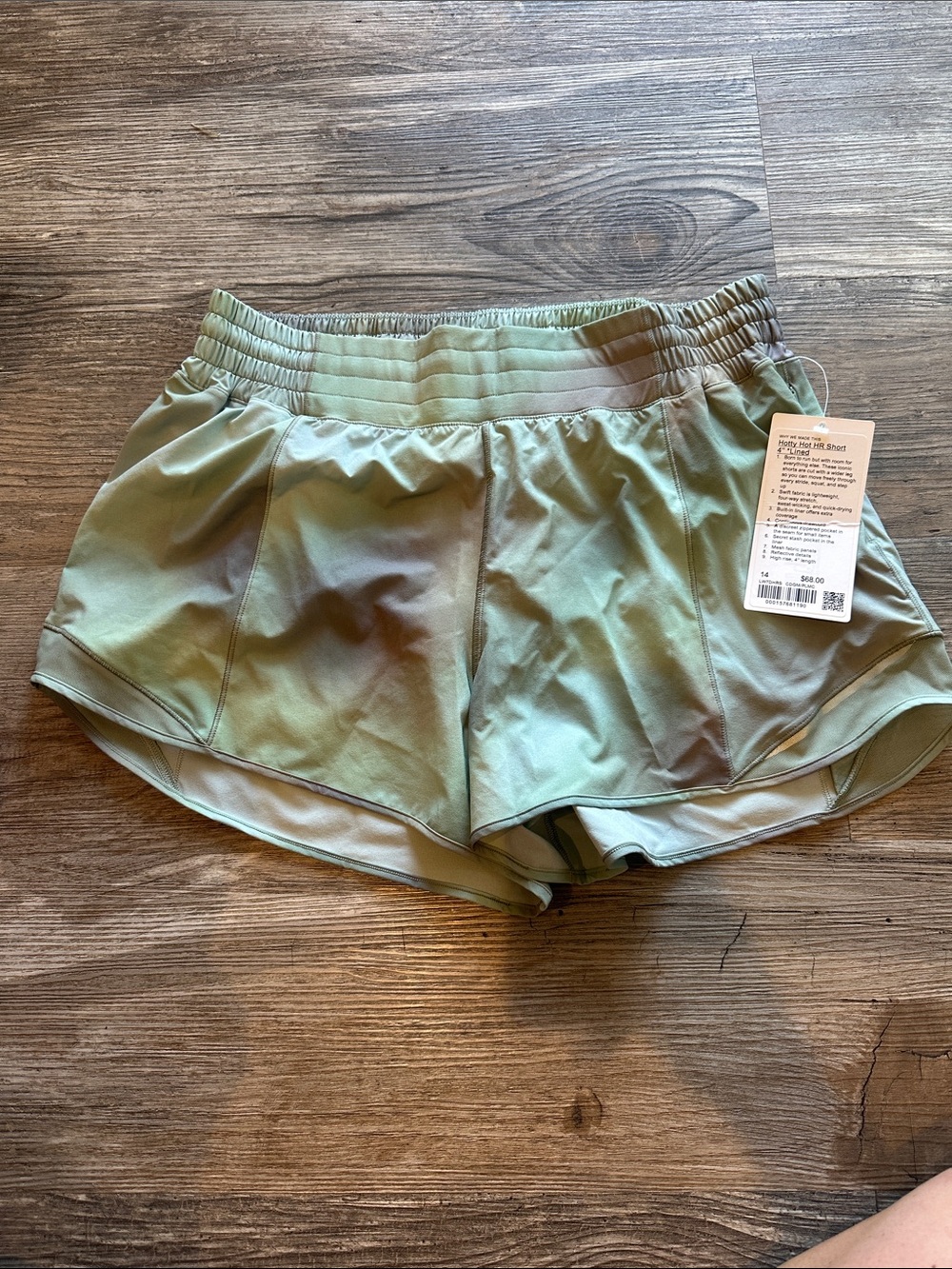 Lululemon Hotty Hot High-Rise Short 4"
Chroma Drift Green Multi / Palm Court
